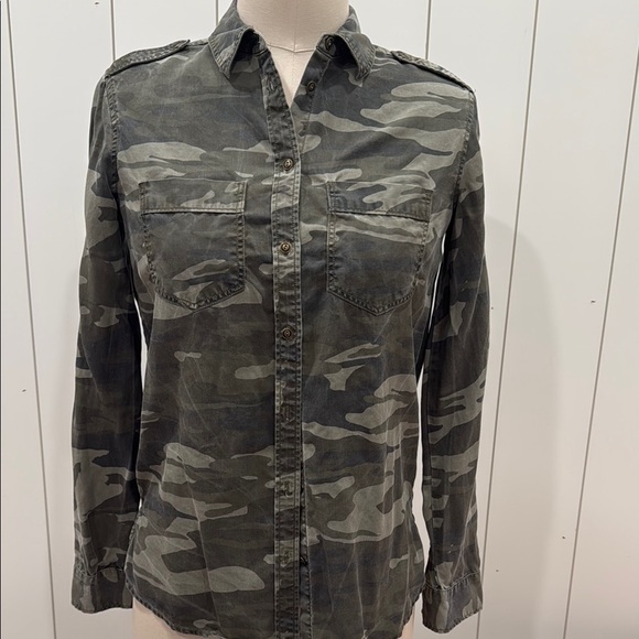 Express Green Casual Button Down Shirt with Classic Collar and Long Sleeves - Picture 1 of 8